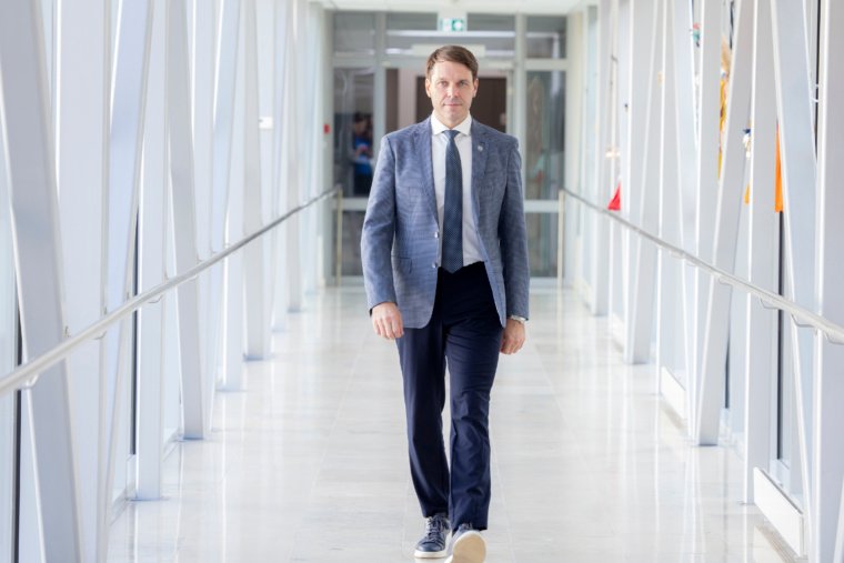 Siūloma didinti baudas ginklą nešiojantiems neblaiviems asmenims